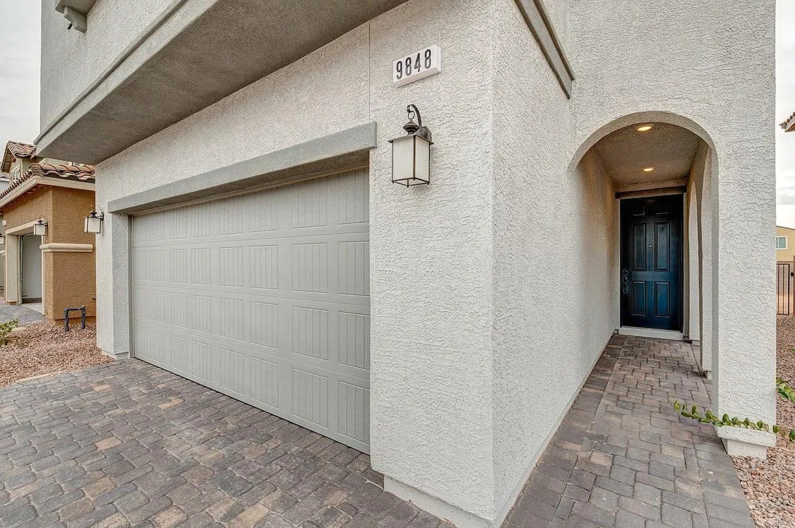 5 bed, 2469 sqft, $2,650 — Photo 3