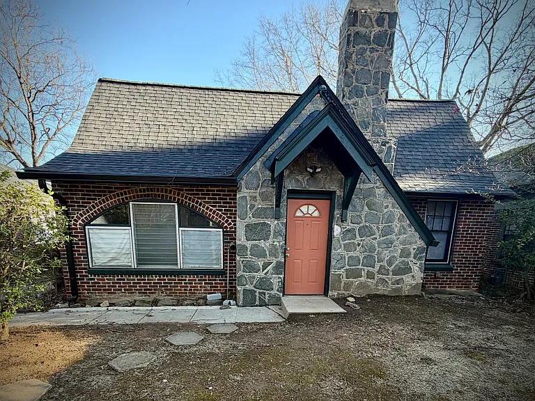 984 Woodbourne Dr SW — Photo 1