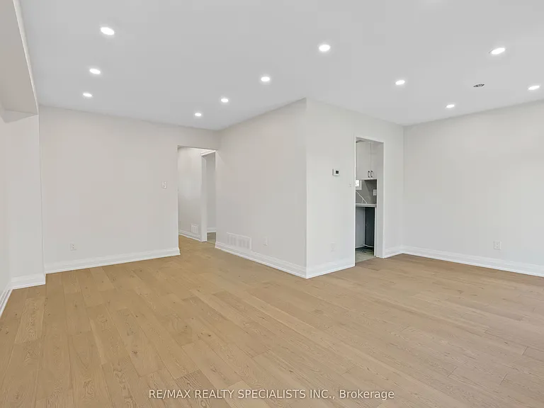 6419 Chaumont Cres #UPPER — Photo 10