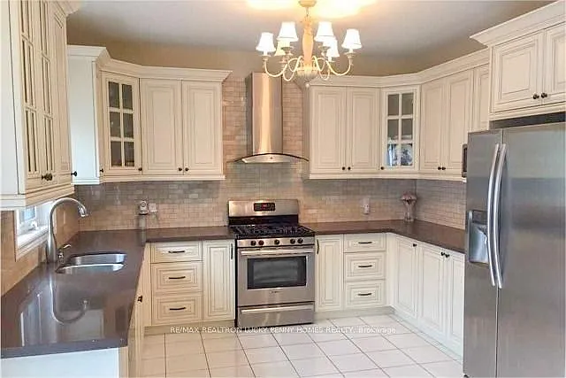 15 Sheila Cres — Photo 3