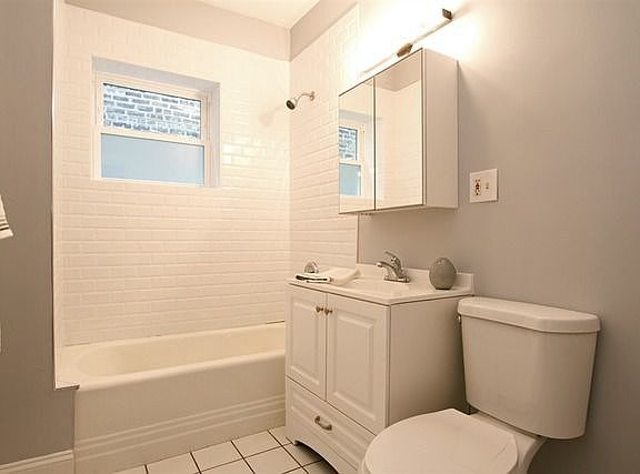 4th image of 3218 N Hamlin Ave #1
