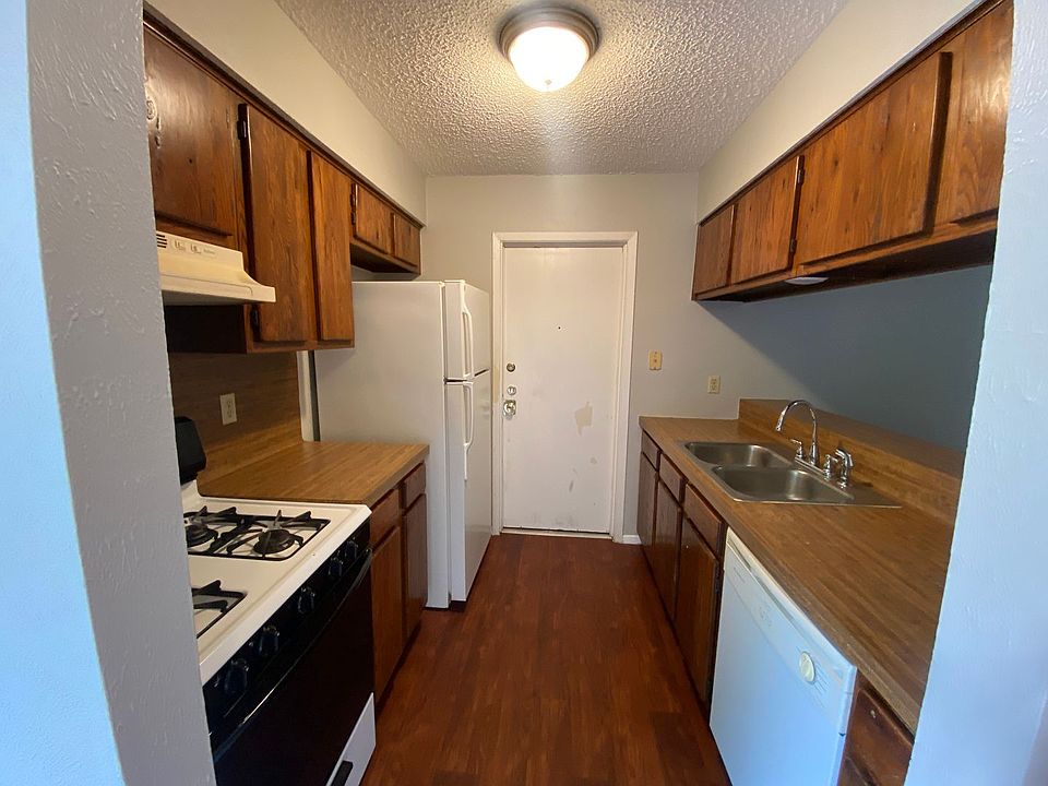 1st image of 1909 Prairie Knoll Ct #B