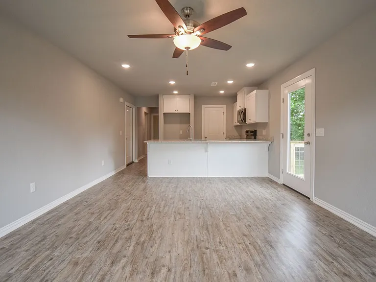 134 S Woodsprings Dr — Photo 2