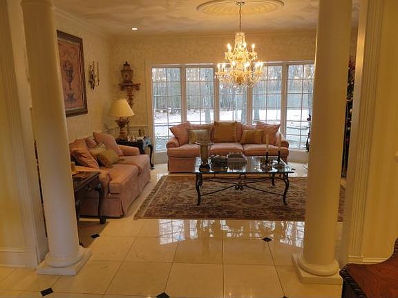3rd image of 83 Ararat Dr