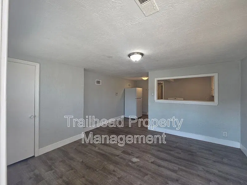 1 bed, 1.0 bath, 650 sqft, $900 — Photo 2