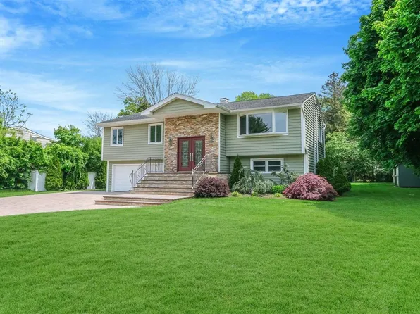 33 Peppermint Road, Commack, NY 11725