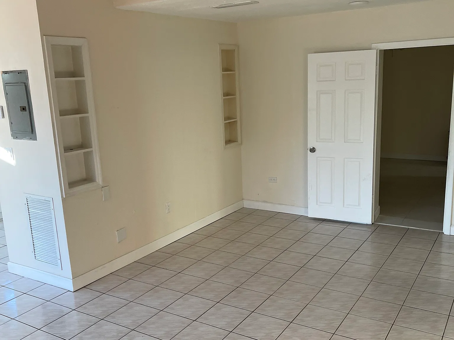 4 bed, 1000 sqft, $3,200 — Photo 3