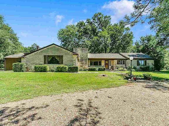 4th image of 8 Crestwood Dr