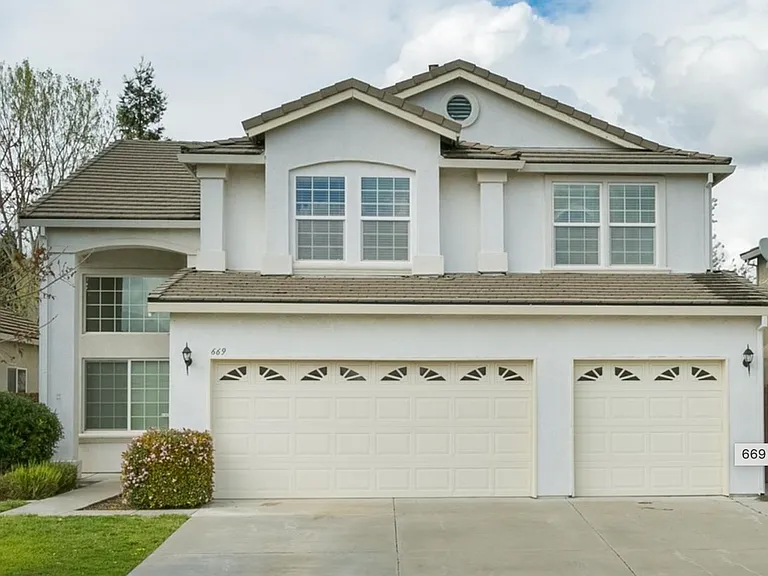 669 Brittanyann Ln — Photo 1