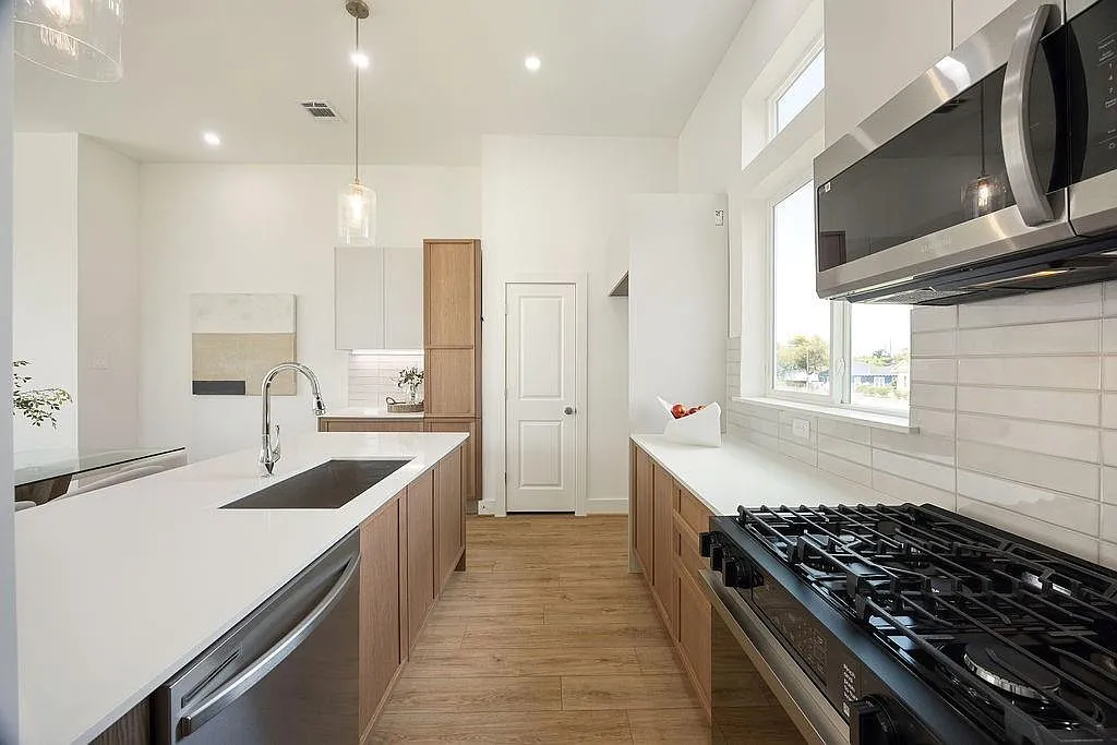 3 bed, 3.5 bath, 1877 sqft, $2,800 — Photo 4