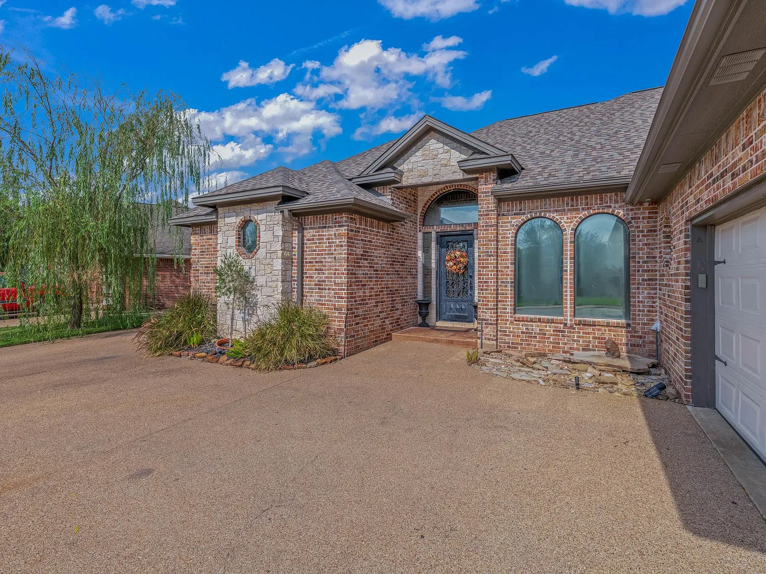 4 bed, 2.5 bath, 2252 sqft, $3,500 — Photo 4
