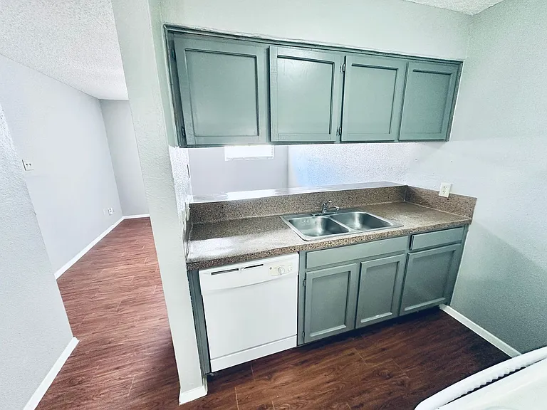 Awesome open Studio Apartments Close to Downtown — Photo 44