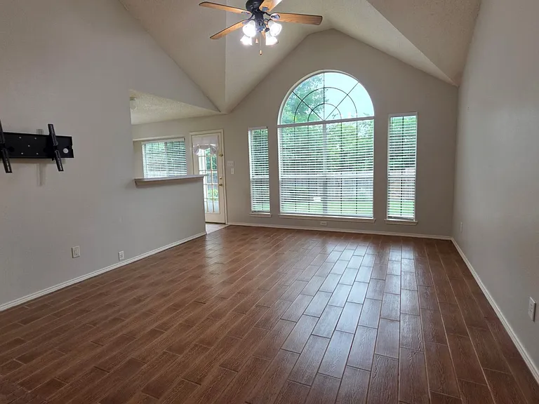 1268 Topeka Dr — Photo 5