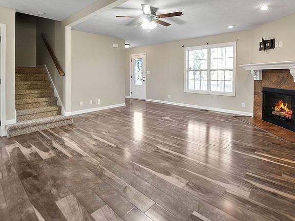 3rd image of 541 Falkland Cir