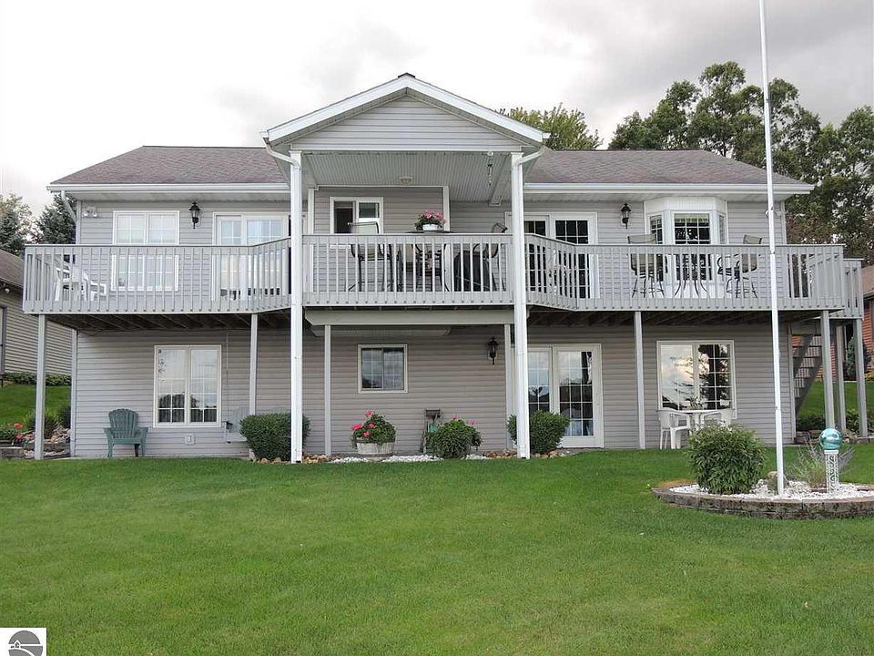 1st image of 1048 Crown Point Dr