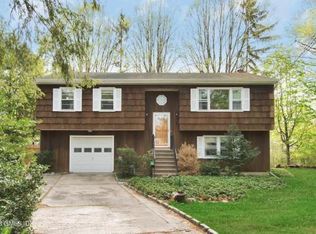 102 Hillcrest Park Rd, Old Greenwich, CT 06870