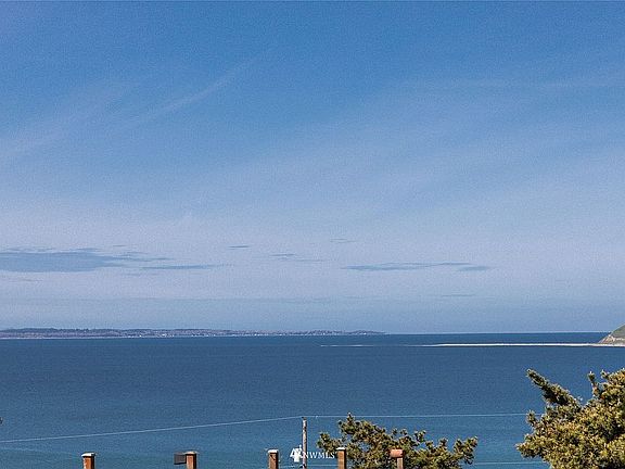 Sweeping views of Discovery Bay, Protection Island, Strait of Juan de Fuca, and shipping lanes.