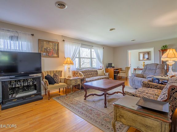 4th image of 400 Lupine Dr