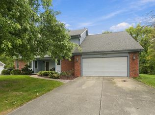 10002 Crown Point Dr, Fort Wayne, IN 46804