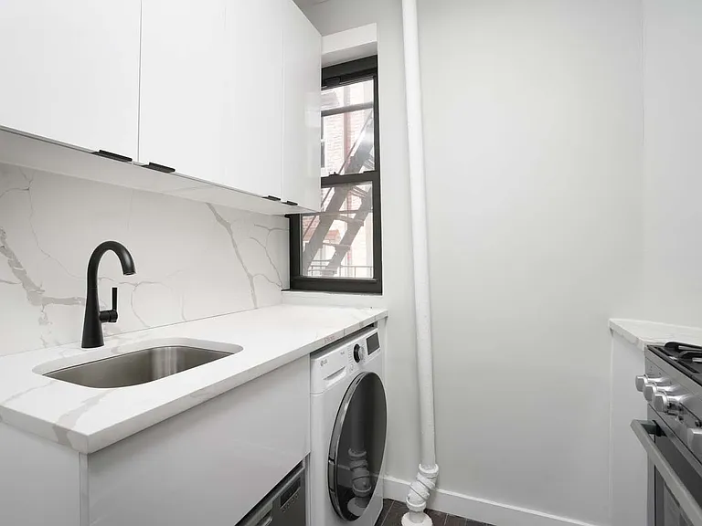 210 W 10th St #2D — Photo 3