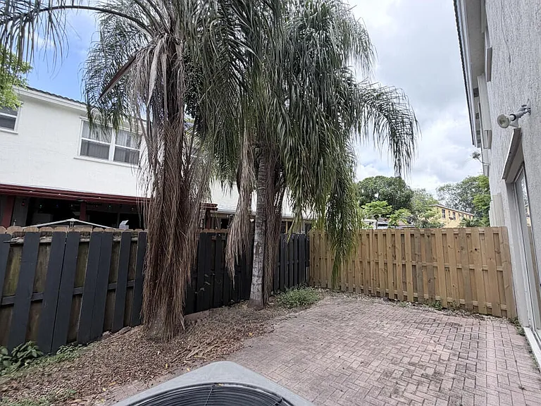 933 NE 42nd Ave — Photo 14