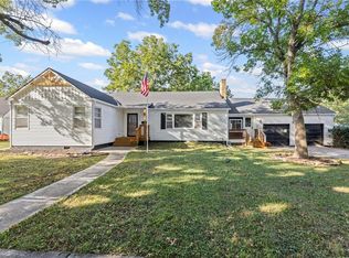 227 W 2nd Ave, Garnett, KS 66032