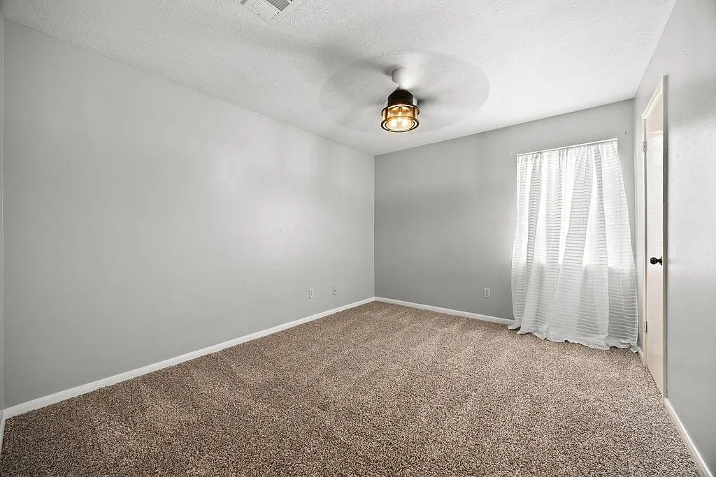 4 bed, 2.5 bath, 2262 sqft, $2,300 — Photo 4