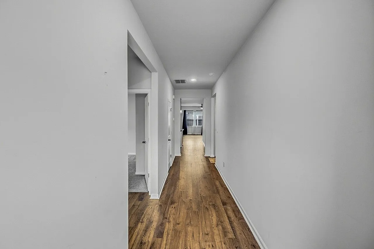 4 bed, 2250 sqft, $2,345 — Photo 4