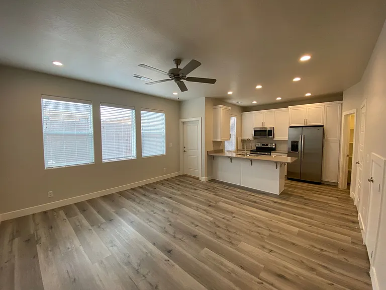 530 E Goldline Dr — Photo 2