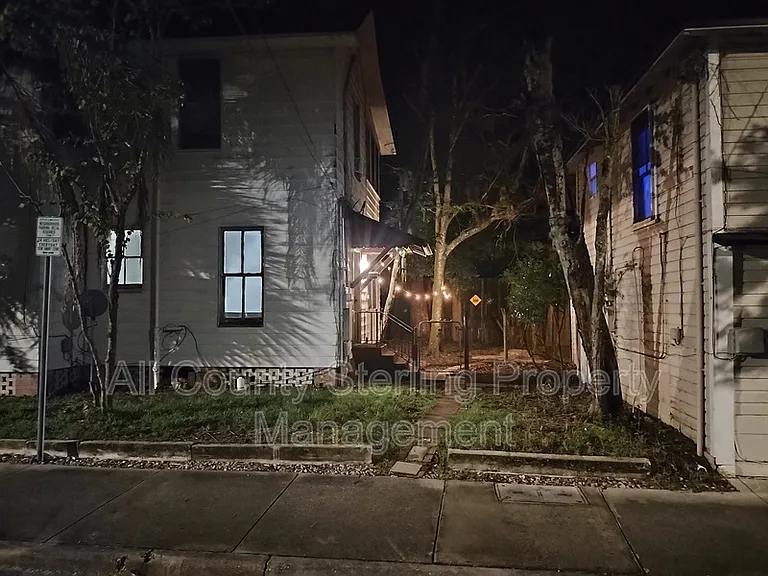 237 SW 2nd Pl #2 — Photo 16