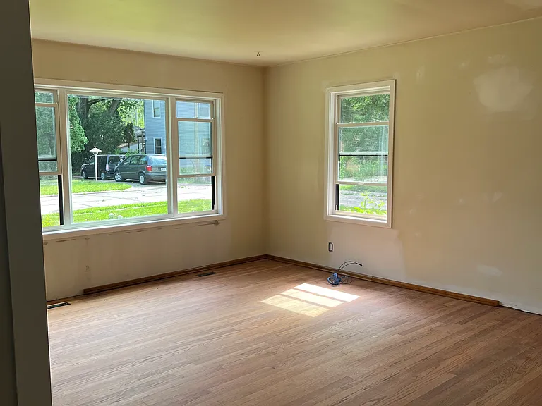 706 Whiting Ave — Photo 2