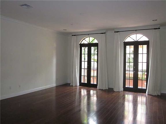 3rd image of 27 SE 10th Ave
