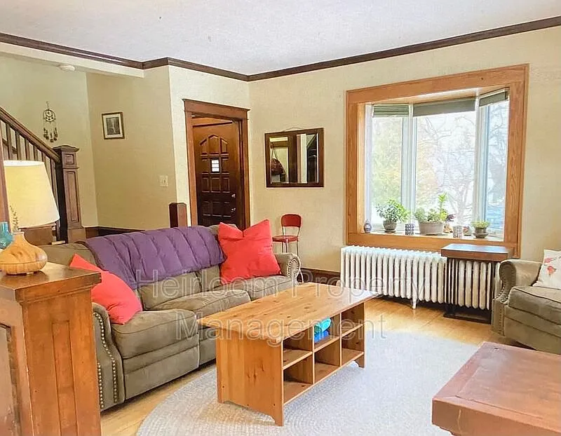 3 bed, 1.0 bath, 1292 sqft, $2,350 — Photo 3