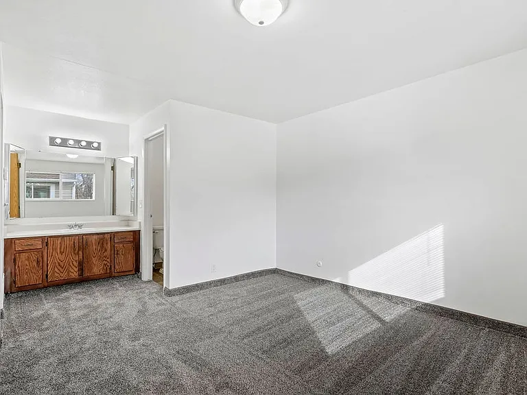 Mark Twain Apartments — Photo 19