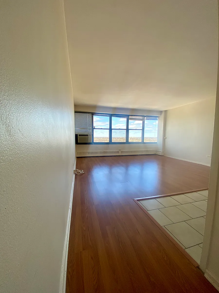 Building Photo - 6030 N Sheridan Rd #1705