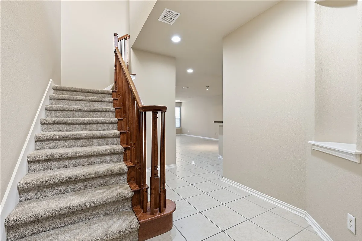 Building Photo - 1725 Brookview Dr