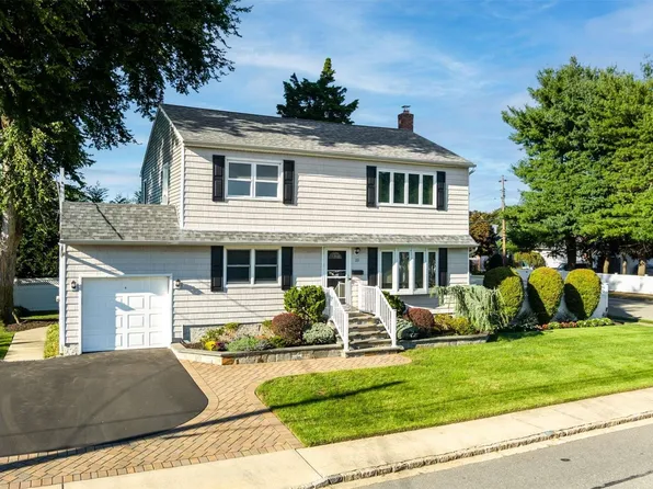 22 Willow Avenue, Hicksville, NY 11801