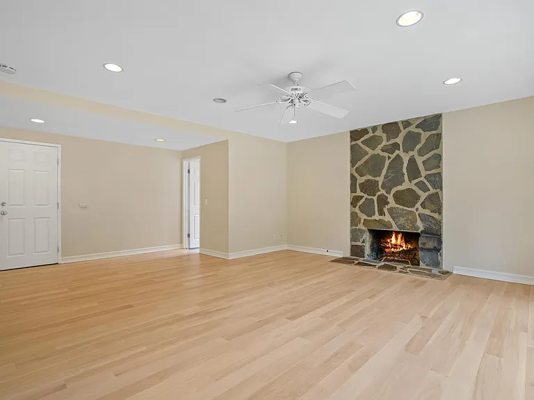 1672 Wellington Pl — Photo 11
