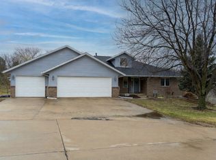 1262 Iowa St, Pella, IA 50219