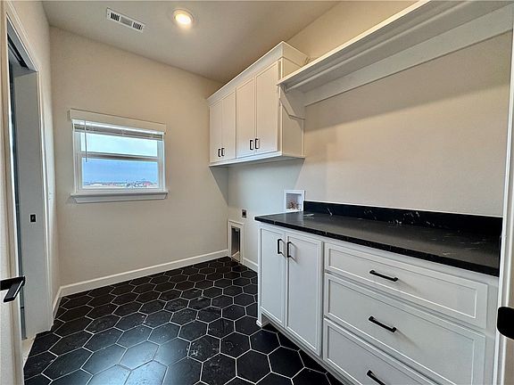 4th image of 2121 Porter St