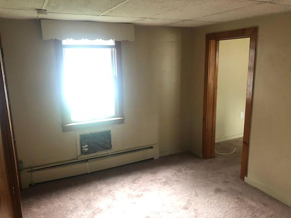 Bedroom (Fits a king size bed)