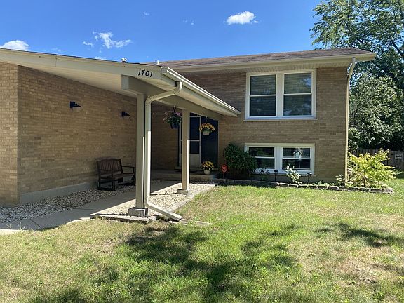 3rd image of 1701 N Park Dr