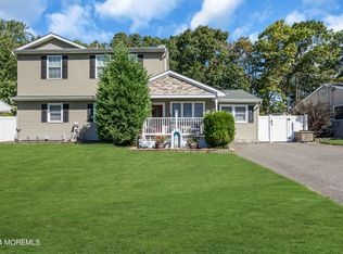 975 McGuire Dr, Toms River, NJ
