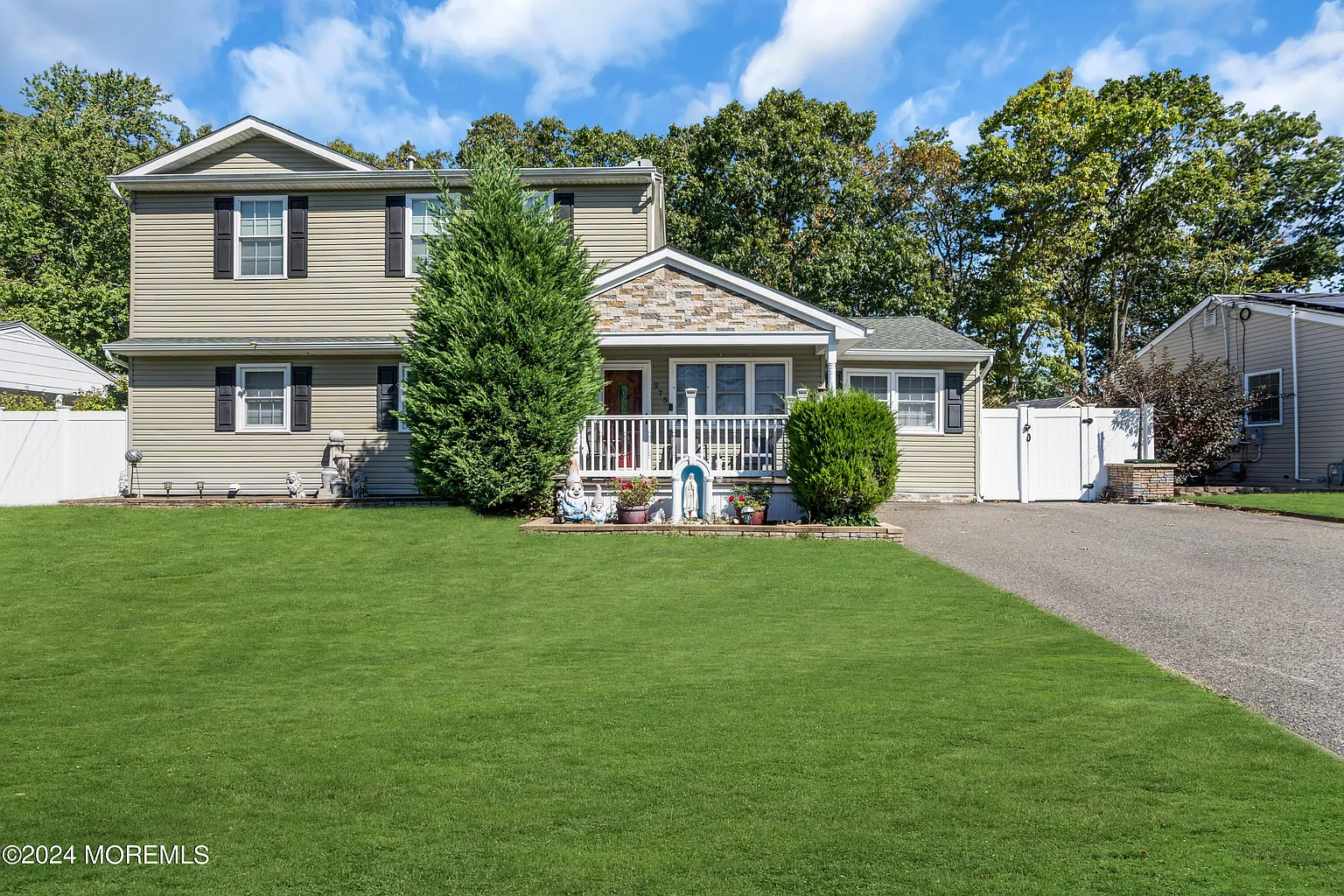 975 Mcguire Drive photo 1