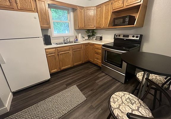3rd image of 2729 Pine Ave