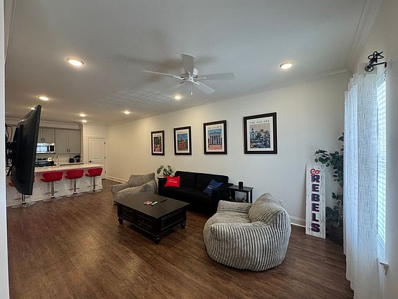 2nd image of 612 Cottage Grove Cir