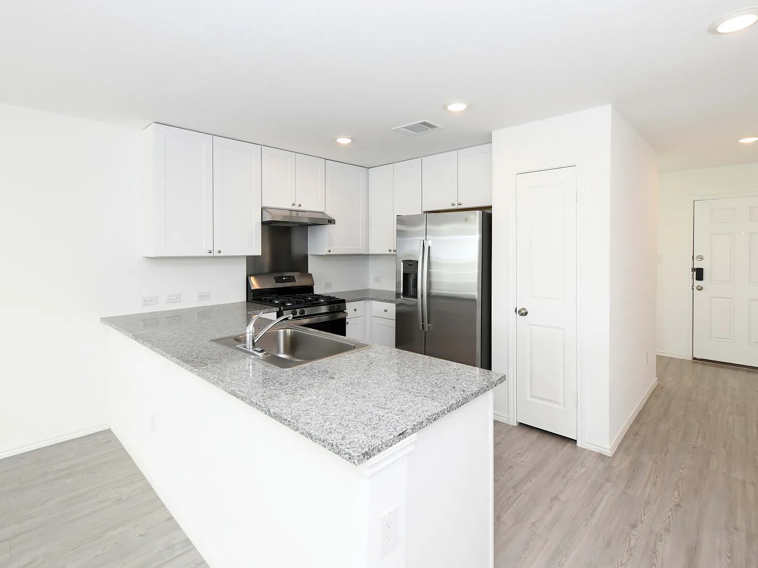 4 bed, 2.5 bath, 1874 sqft, $1,995 — Photo 3