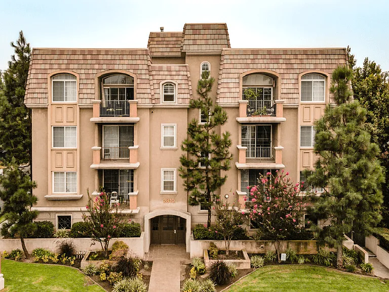 Lido Apartments - 2810 S Sepulveda — Photo 7