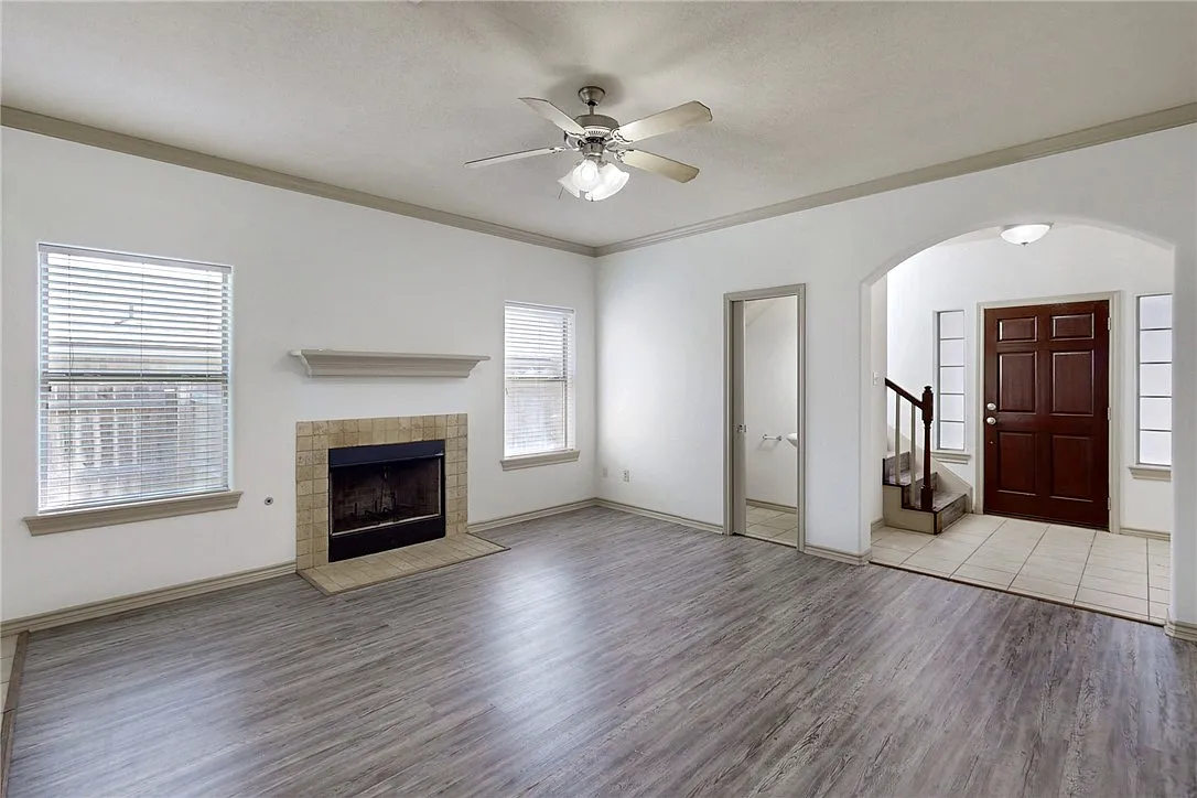 4 bed, 2.5 bath, 1976 sqft, $2,300 — Photo 4