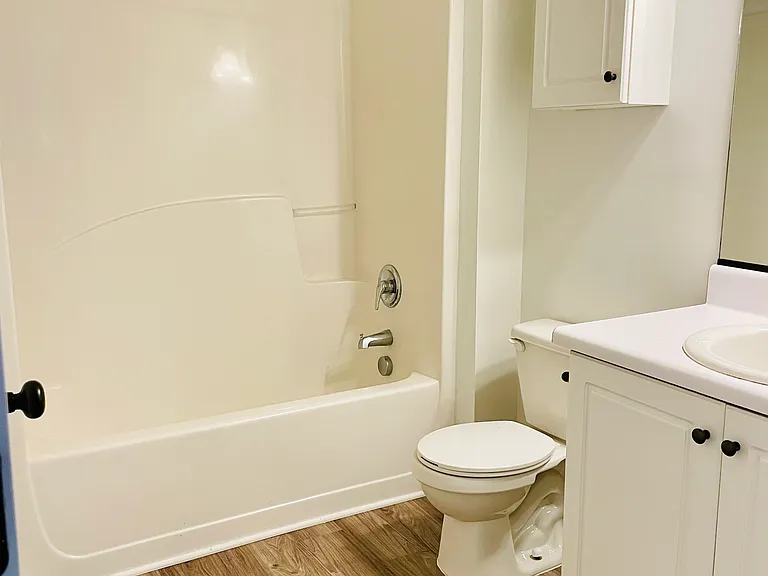 New London Apartments — Photo 10